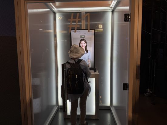 10일 오전 일본 오사카 유메시마에서 진행 중인 오사카엑스포 페스티벌관에서 관람객이 케어콜을 체험하고 있다. 이명환 기자