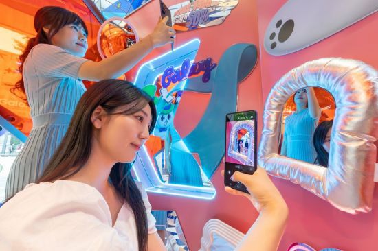 모델들이 KT 홍대 애드샵 플러스에 마련된 ‘갤럭시 Z 폴더블7 AI 체험존’에서 AI 기반 콘텐츠를 체험하고 있다. 사진=KT