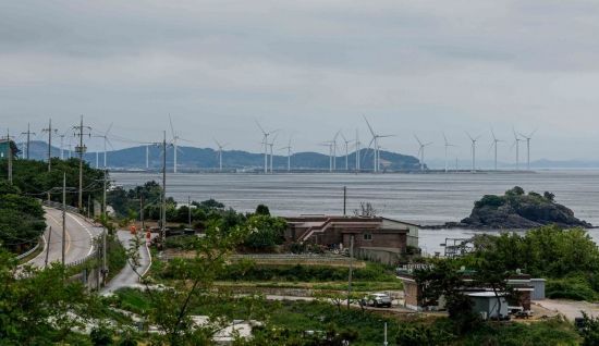 전남 영광군 백수해안도로에서 바라본 영광풍력발전 단지. 강진형 기자
