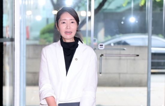 강선우 여성가족부 장관 후보자가 지난달 인사청문회 준비를 위해 서울 종로구 이마빌딩에 마련된 청문회 준비 사무실로 출근, 취재진에게 소감을 밝히고 있다.