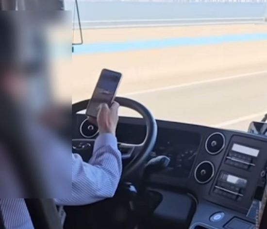 사진을 찍고 문자까지 보낸 버스 운전기사의 모습. JTBC '사건반장' 갈무리