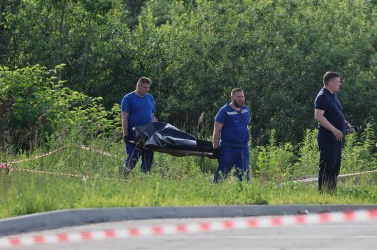 7일(현지시간) 모스크바 외곽에 주차된 자신의 차량에서 사망한 채 발견된 로만 스타로보이트 러시아 교통부장관의 시신이 조사관들에 의해 옮겨지고 있다. 타스연합뉴스