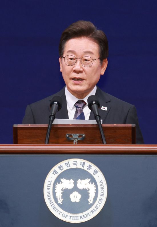 이재명 대통령이 13일 서울 강남구 코엑스에서 열린 2025 세계정치학회(IPSA) 서울총회 개막식에서 연설하고 있다. 연합뉴스