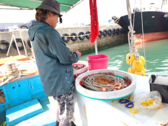 낙지 잡는 주낙을 손질하고 있는 이형매씨(56·여). 이씨는 10여년간 남편과 함께 경남 통영시 욕지도 인근 바다에서 낙지 조업을 했다. 그는 욕지도 바다에 해상 풍력기가 들어오면 생업이 끊길 수 있다며 우려했다. 이형매씨 제공