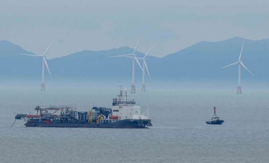 전남 영광군 백수해안도로에서 바라본 약수풍력발전 단지. 강진형 기자