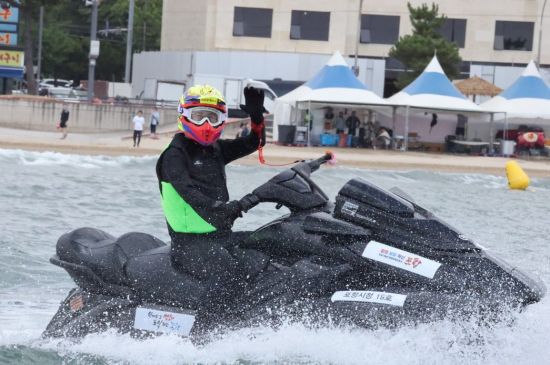 송도해수욕장 재개장을 기념해 해양레저 관광 활성화를 상징하는 제트스키 퍼포먼스에 직접 나선 이강덕 포항시장.