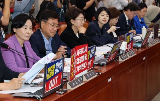 14일 국회 여성가족위원회에서 열린 강선우 여성가족부 장관 후보자 인사청문회에서 국민의힘 의원들의 자리에 후보자 사퇴를 요구하는 피켓이 붙어 있다. 2025.7.14 김현민 기자