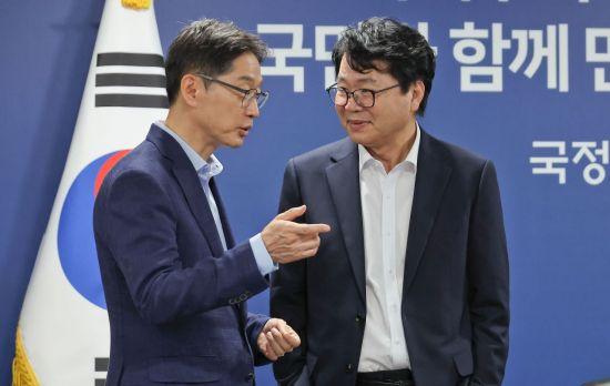 이한주 국정기획위원회 위원장(오른쪽)과 김경수 지방시대위원회 위원장이 14일 서울 종로구 정부서울청사 창성동 별관에서 열린 국정기획위원회-지방시대위원회 간담회에서 대화하고 있다. 공동취재기자단 연합뉴스