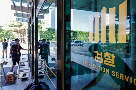 내란 특검이 11일 오후 2시 윤석열 전 대통령을 소환 조사하겠다고 밝힌 가운데 윤 전 대통령이 소환에 응하지 않을 경우 강제 구인 가능성을 내비쳤다. 사진은 내란 특검 사무실이 마련된 서울 서초구 서울고등검찰청. 2025.7.11. 강진형 기자