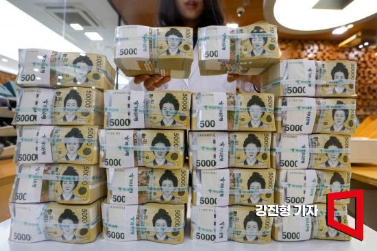 서울 중구 하나은행 본점에서 직원이 오만원권 지폐를 정리하고 있다.