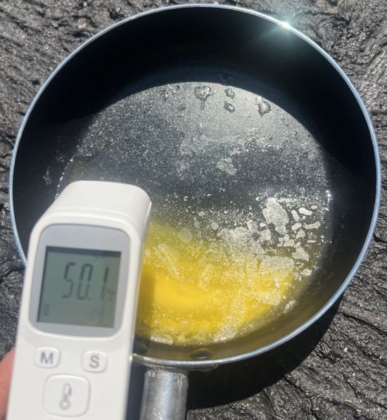 지난 9일 서울 강남구의 아스팔트 도로에서 버터 80g이 10분도 안돼 녹고 있다. 이은서 기자.