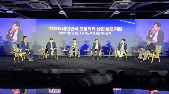 15일 SK렌터카 오토옥션에서 열린 2025 대한민국 모빌리티산업 심포지엄에서 참석자들이 패널토론을 하고 있다. 왼쪽부터 이날 발제와 좌장을 맡은 김필수 대림대 교수, 김영훈 BCG 파트너, 이호근 대덕대 교수, 배성호 국토부 모빌리티총괄과장, 류종은 한국자동차기자협회 학술분과위원장, 허정철 한국자동차튜닝산업협회 사무총장. 한국자동차기자협회 제공