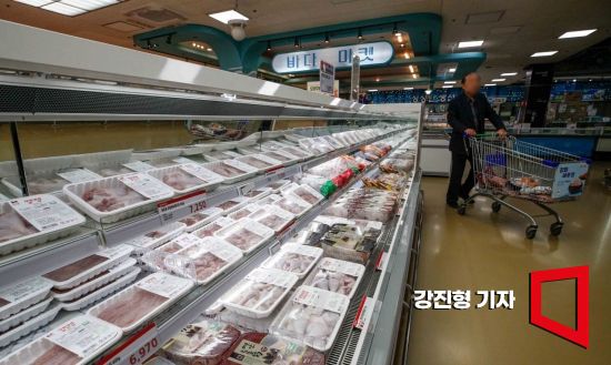 서울 서초구 하나로마트 양재점에서 닭고기를 판매 하고 있다. 사진=강진형 기자aymsdream@