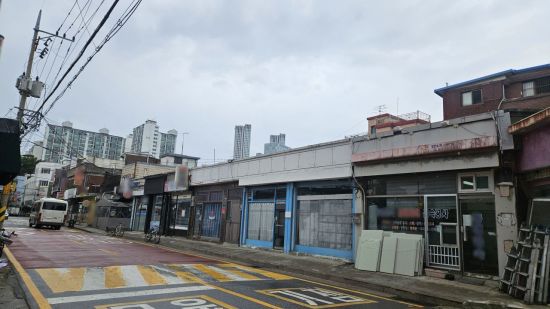 14일 성동구 성수1지구 일대 대로변에 노후 건물들이 늘어서있다. 이지은 기자