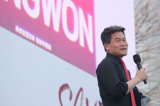 윤석열 전 대통령 탄핵 반대 집회를 주도한 전한길 씨. 연합뉴스