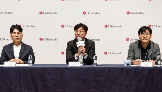 서울 강서구 마곡 LG사이언스파크에서 열린 LG이노텍의 차세대 디지털키 솔루션 기술 설명회에서 김홍필 커넥티비티 사업담당(상무), 김현근 전장마케팅담당, 남형기 커넥티비티 개발실장이 질의응답을 하고 있다. LG이노텍