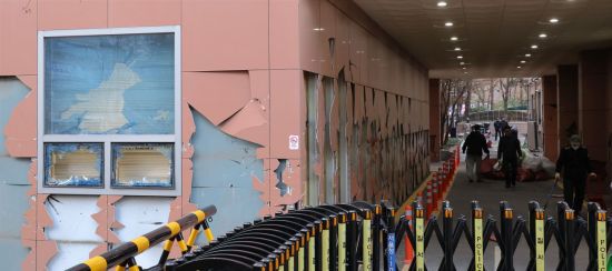 지난 1월 서울서부지방법원 청사 관계자들이 서부지법 불법폭력사태로 파손된 시설물과 물품 등을 치운 뒤 복구작업을 하고 있다. 연합뉴스