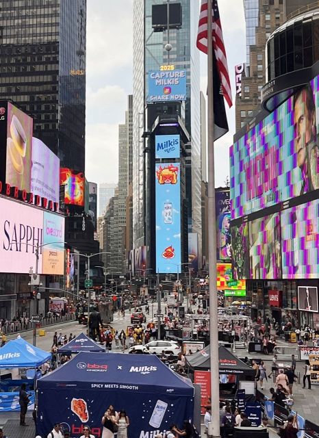 롯데칠성음료는 7월 14일 뉴욕 타임스퀘어에서 '매운 음식을 먹을땐 밀키스’ 메시지를 담은 옥외광고를 진행했다. [사진=롯데칠성 제공]