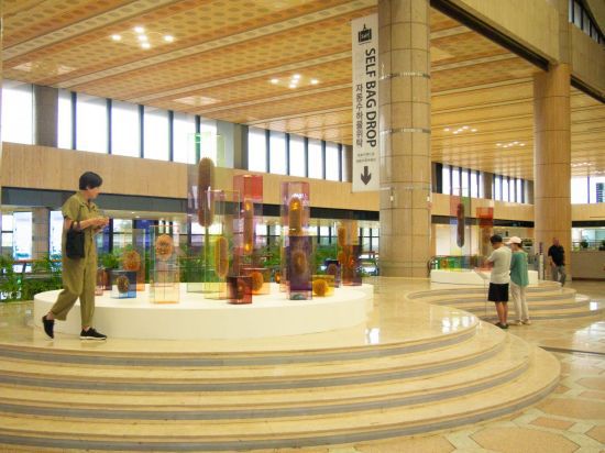 김포공항 내 전시 전경, 장용선의 ‘찬란한 잔해’. 예술경영지원센터