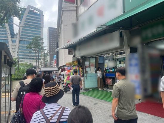 저렴한 가격으로 소문난 서울 중구 한 약국에 사람들이 줄 서 있는 모습. 이은서 기자.