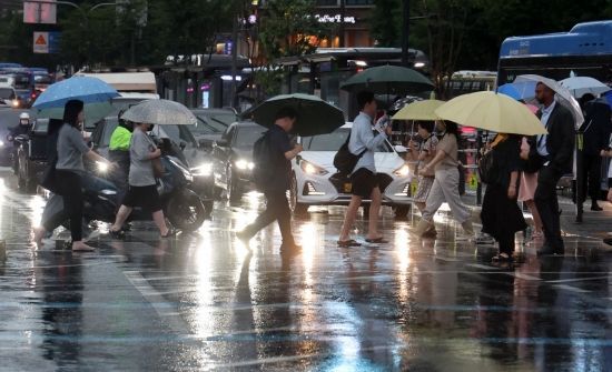 수도권과 중부지방을 중심으로 강한 비가 내린 17일 서울 광화문 사거리를 지나는 시민들이 우산과 장화 등으로 무장한체 발걸음을 서두르고 있다. 2025.07.17 윤동주 기자