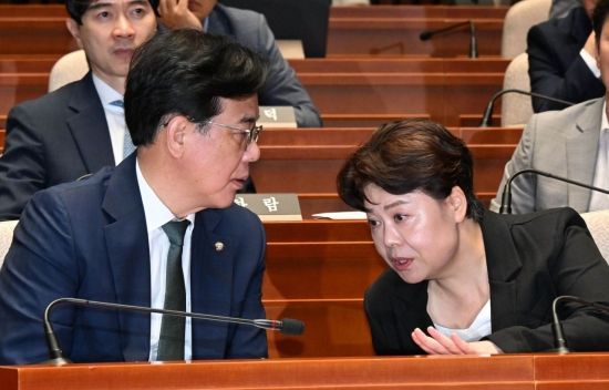 송언석 국민의힘 비상대책위원장 겸 원내대표(왼쪽)와 윤희숙 혁신위원장이 9일 국회에서 열린 긴급 의원총회에서 대화하고 있다.2025.7.9 김현민 기자