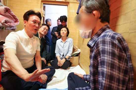 김민석 국무총리가 지난 9일 대전시 동구 쪽방촌을 찾아 주민과 대화하고 있다. 사진=국무총리실 제공