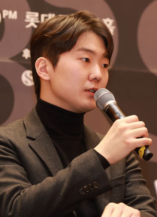 피아니스트 조성진이 지난해 11월20~20일 서울 송파구 롯데콘서트홀에서 열린 바이에른 방송교향악단 창단 75주년 기념 투어 기자간담회에서 소감을 말하고 있다.   허영한 기자