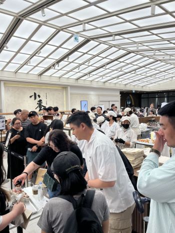 이달 5일 배우 이장우가 대전 신세계백화점 부창제과 5호점 매장에서 고객들에게 '빠스 호두과자(1개)'를 직접 나눠주는 행사를 열고 있다. 부창제과