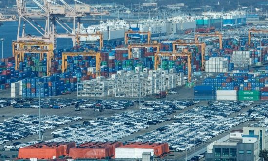 도널드 트럼프 대통령이 미국으로 수입되는 철강·알루미늄 제품에 대한 예외 없는 25% 관세 부과 포고문에 서명한데 이어 자동차와 반도체 등에 대한 관세 부과도 검토중이라고 밝힌 가운데 13일 경기 평택항에 수출용 자동차가 선적 대기하고 있다. 2025.2.13. 강진형 기자