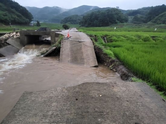 충남 부여에 지난 16일부터 2일간 최대 380mm의 물 폭탄이 쏟아져 농로가 유실됐다./부여군청