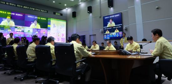 이재명 대통령이 18일 정부서울청사 중앙재난안전상황실 서울상황센터에서 집중호우 대처상황 점검회의를 주재하고 있다. 연합뉴스