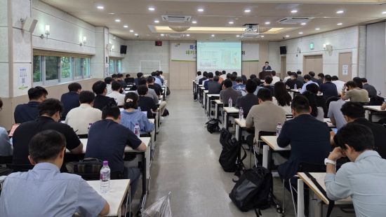 18일 한국토지주택공사(LH)가 개최한 동탄2 의료복합개발 사업설명회에서 기업 관계자들이 공모 계획에 대한 설명을 듣고 있다. 화성시 제공