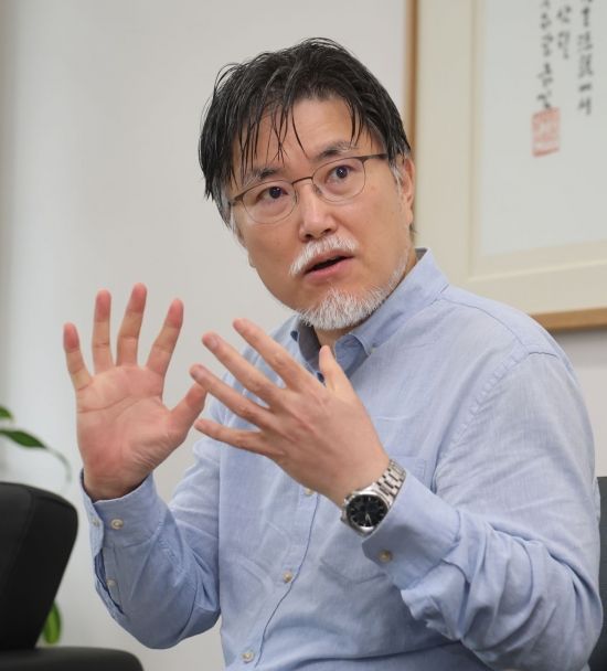 강성용 서울대 교수가 서울 서울대학교 아시아연구소에서 김대식 교수, 김혜연 안무가와 인터뷰를 하고 있다. 윤동주 기자