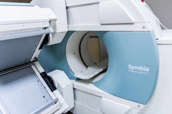 금속 목걸이를 착용한 상태로 MRI 검사실에 무단으로 들어간 남성이 기기의 강한 자기장에 의해 끌려가 중태에 빠지는 사고가 발생했다(기사 이해를 돕기 위한 사진으로 기사 내용과 무관). 픽사베이