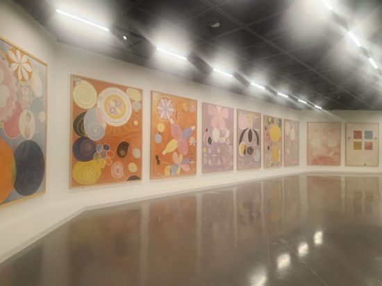 우주적 질서와 영적 성장을 시각화하기 위한 시도로 평가받는 힐마 아프 클리트의 대형회화 10점. 서믿음 기자