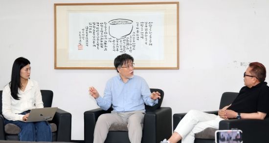 강성용 서울대 교수가 서울 서울대학교 아시아연구소에서 김대식 교수, 김혜연 안무가와 인터뷰를 하고 있다. 윤동주 기자