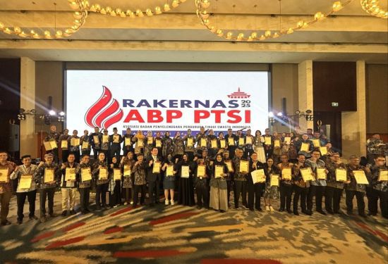 인도네시아 사립대학연합회 참석 인사들이 카메라 앞에 섰다.