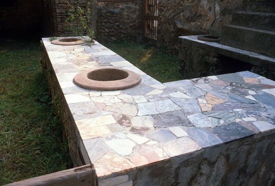 폼페이(Pompei)에서 발굴된 와인 바.