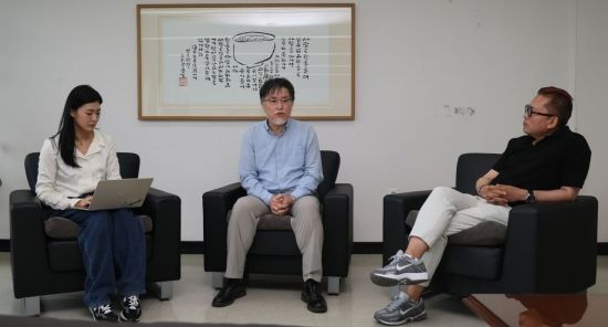 강성용 서울대 교수가 서울 서울대학교 아시아연구소에서 김대식 교수, 김혜연 안무가와 인터뷰를 하고 있다. 윤동주 기자