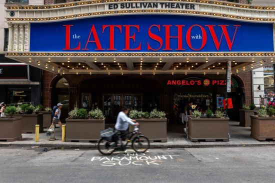 미 CBS 방송의 인기 심야 프로그램 '더 레이트 쇼(The Late Show)'가 녹화된 뉴욕의 에드 설리번 극장 간판. 코미디언이자 정치 평론가인 진행자 에드 콜베르의 이름이 함께 씌여 있다. AFP연합뉴스