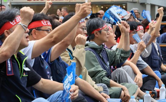 19일 서울 중구 을지로 입구역 인근에서 열린 2025민주노총, 총파업ㆍ총력투쟁 대행진 집회에서 참석자들이 구호를 외치고 있다. 연합뉴스