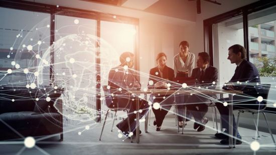 사무실에서 회의를 하고 있는 사람들. 게티이미지뱅크