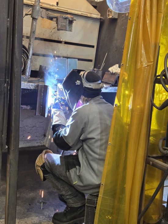 지난 16일(현지시간) 미국 펜실베이니아주 필라델피아에 위치한 한화 필리조선소에서 견습생이 용접 실습을 하고 있다. 사진=권해영 특파원