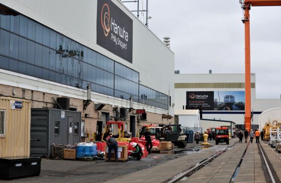 지난 16일(현지시간) 미국 펜실베이니아주 필라델피아에 위치한 한화 필리조선소 본관 앞에서 직원들이 분주히 작업을 이어가고 있다. 사진=한화오션 제공