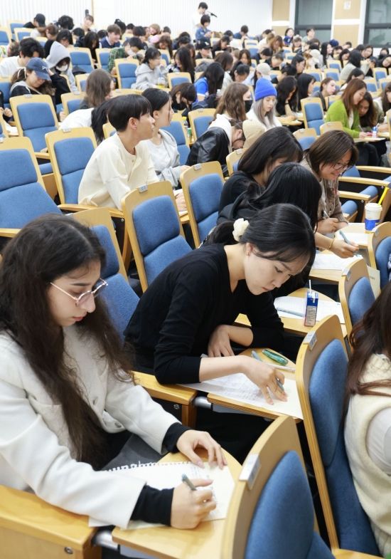지난해 연세대학교 언어연구교육원 한국어학당에서 열린 외국인 한글백일장 모습.