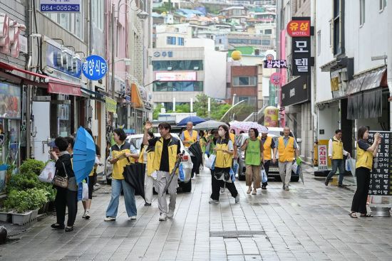 여수시(시장 정기명)는 18일 중앙동 이순신광장에서 ‘음식점 친절서비스 캠페인’을 실시했다. 여수시