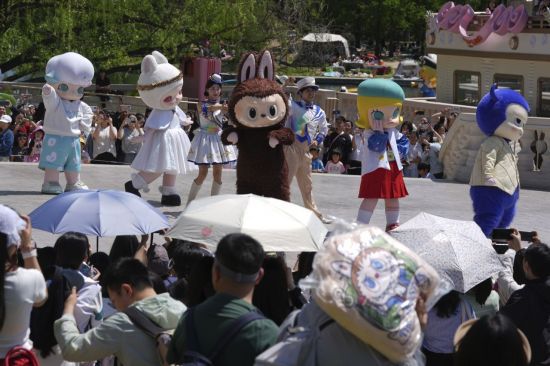 팝마트 테마파크인 팝랜드에서 공연 중인 라부부. AP연합뉴스.