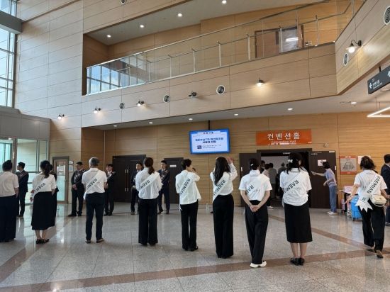 20일 서울 강남구 세텍 컨벤션센터에서 열린 '개포우성7차 시공자 선정 1차 합동홍보설명회'에서 삼성물산·대우건설 임직원과 홍보요원들이 도열해 인사하고 있다. 한진주 기자