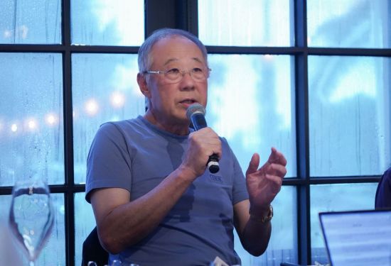 류진 한경협 회장이 18일 제주 서귀포시 인근식당에서 열린 ‘2025 한경협 CEO 제주하계포럼' 기자간담회에서 발언하고 있다. 사진=한경협